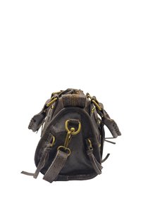 Sac en cuir marron avec des accessoires en laiton, des accents en cuir cousus et des sangles latérales réglables. Forme rectangulaire avec une fermeture à glissière sur le dessus.