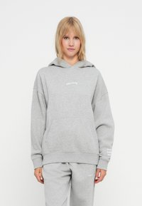 Fusão cinza com um bolso frontal, capuz com cordão e punhos ribateados. Apresenta texto branco "PEGADOR" no peito e "PGD" na manga.