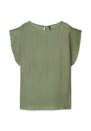 Blusa verde oliva chiaro con maniche corte a volant, pieghe verticali testurizzate e una piccola chiusura con bottone a occhiello sul retro del collo.