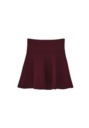 Bordeaux kleurige uitlopende rok van zacht materiaal met een brede tailleband. Gladde textuur en eenvoudig ontwerp. De zoom valt boven de knie.