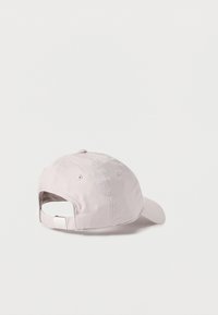 Ανοιχτό γκρι καπέλο του μπέιζμπολ από μαλακό ύφασμα, με καμπύλη γείσο, ρυθμιζόμενο λουράκι στο πίσω μέρος και ραμμένες λεπτομέρειες στο πάνω μέρος.