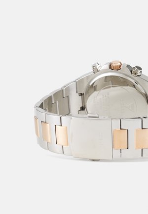 Roestvrijstalen horloge met een zilveren en roségouden schakelband, met een ronde kast, drie drukknoppen en een gestructureerde kroon.