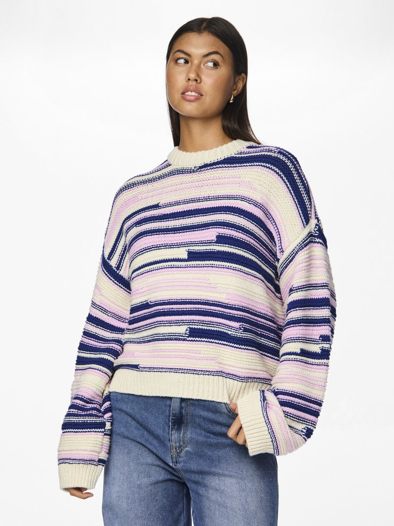Strikket sweater med striber i en tekstureret blanding af creme, pink og blå. Har et boxy design og ribbede manchetter i en cropped stil.