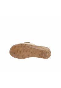 Sandalo beige caratterizzato da una suola in gomma testurizzata con un motivo zigzag e una costruzione piatta. Include una soletta imbottita per il comfort.