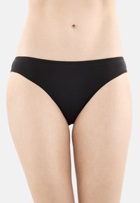 Culotte bikini in cotone nero con design a vita bassa e fascia elastica sottile, caratterizzata da una texture liscia e dettagli di cucitura minimi.