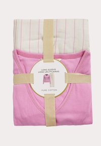 Rosa bomull långärmad pyjamasöverdel med ribbat mönster, tillsammans med beige randiga långbyxor, förpackad med en guldprydd etikett.
