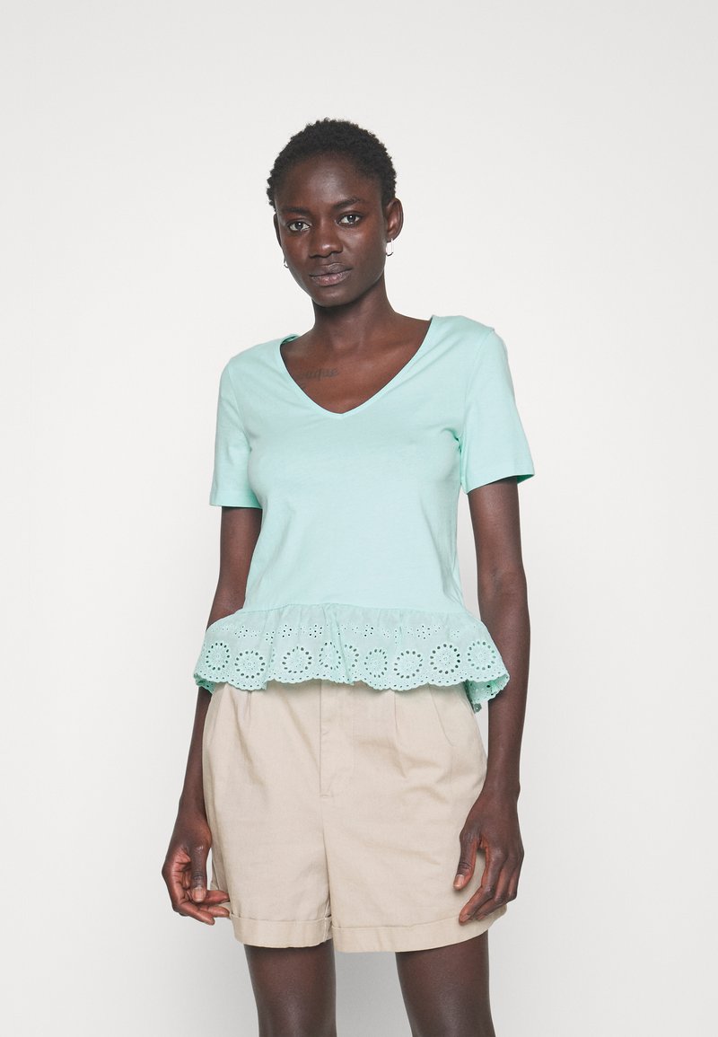 Vero Moda Tall VMEMILY PEPLUM V NECK - Μπλουζάκι με στάμπα - limpet shell