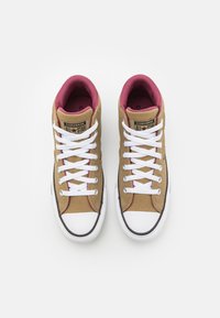 Beige canvas högskor med vita snören, vinröd foder och en vit gummitå. Har en synlig logotyp och svarta accenter.