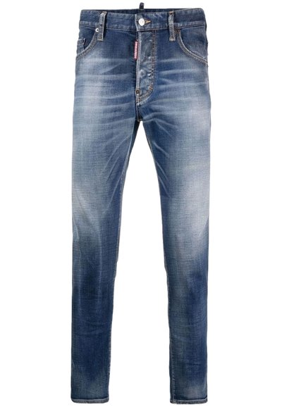 Jeans de mezclilla en un color azul desgastado con un corte recto. Presentan un cierre de botón, cinco bolsillos y sutiles patrones de desgastado.