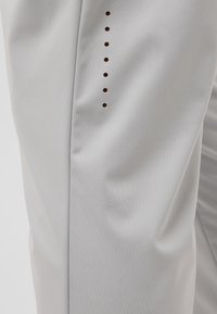 Unausgewählt, cool grey