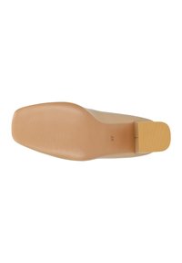 Beige kožená bota se čtveratým špičkou a texturovanou gumovou podrážkou; světle hnědý blokový podpatek; velikost označena jako 37.