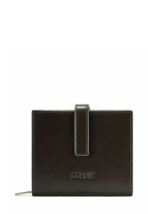 Czarny skórzany portfel w orientacji pionowej, z wytłoczonym logo, magnetycznym zapięciem i detalem w postaci przeszyć. Kieszeń na zamek u dołu.