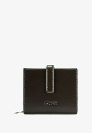 Czarny skórzany portfel w orientacji pionowej, z wytłoczonym logo, magnetycznym zapięciem i detalem w postaci przeszyć. Kieszeń na zamek u dołu.