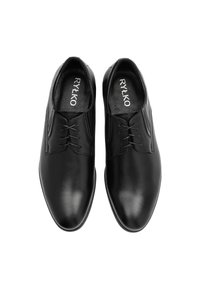 Scarpe eleganti in pelle nera con un design elegante, punta rotonda e lacci sottili. Presentano una texture liscia e una sottile soletta con logo.