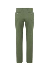 Pantaloni verde oliva con taglio dritto. Presentano due tasche posteriori con chiusura a pulsante e un'etichetta in vita. Tessuto in cotone liscio.