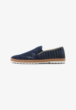 Granatowe buty wsuwane z oddychającej siateczki, o plecionym wzorze, kontrastowych oliwkowych wykończeniach oraz lekkiej gumowej podeszwie z teksturowanym brązowym brzegiem.