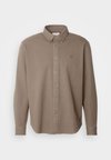 GARMENT DYE SHIRT - Button down-skjorte - tarmac