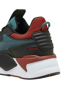 Zwarte en teal sportieve schoen met een gestructureerd mesh bovenwerk, rode accenten, een geribbelde hak en een witte buitenzool. Heeft een gestroomlijnd ontwerp.