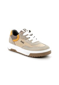 Sneaker beige e grigia realizzata in suede e pelle, con lacci bianchi, colletto imbottito, dettagli marroni, suola in gomma e logo.