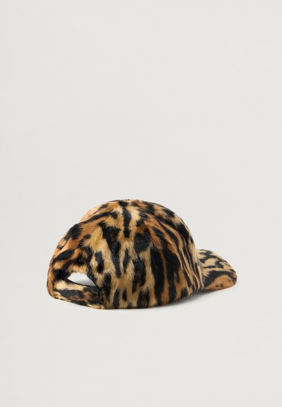 Leoparditrükkiga müts, mis on valmistatud kunstkarvast ja millel on kaarjas äär. Näitab kuldsete ja mustade värvide segu, omades pehmet tekstuuri ja reguleeritavat tagumist osa.