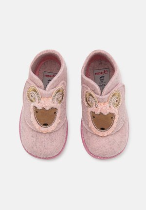 Zapatillas de casa de felpa rosa con un diseño de punta redonda, que presentan una cara de animal marrón bordada y espirales decorativas en los laterales. Forro suave rosa.