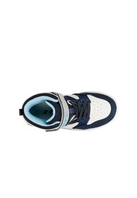 Chaussure de sport montante en bleu marine, blanc et bleu clair. Comprend des matériaux en cuir et en daim, des lacets, une bride à la cheville et un bout perforé.