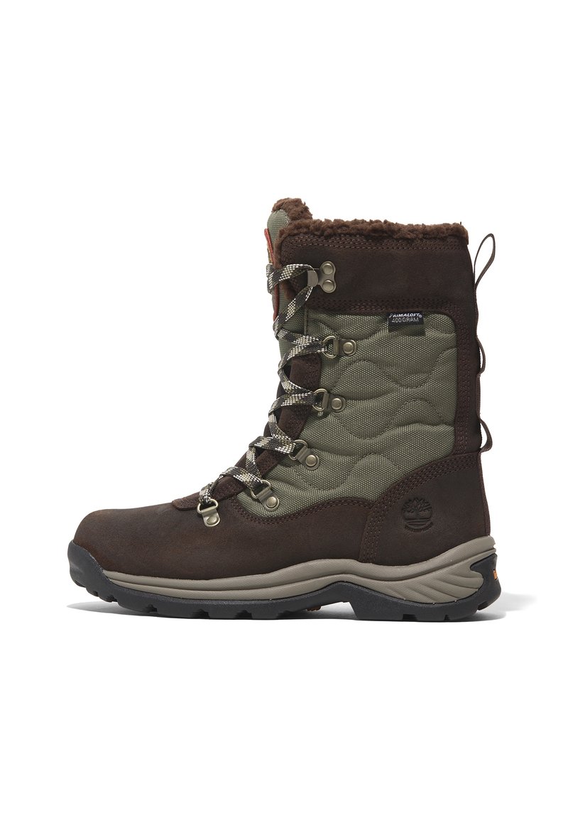Braune und khakifarbene wasserdichte Stiefel aus Wildleder und gestepptem Stoff, mit Metallhaken für die Schnürsenkel, einem Futter aus Fell und einer strukturierten Gummisohle.