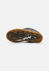 Zwarte sneakerzool met een gumrubberen buitenzool. Kenmerkt een vlam patroon en "Buffalo" branding in vetgedrukte letters.