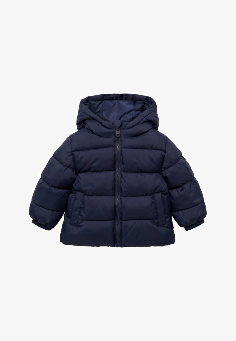 Chaqueta de plumas de color azul marino con cremallera frontal, capucha y puños elásticos. Presenta secciones acolchadas y una tela suave y texturizada.