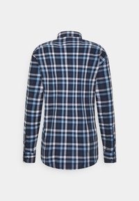 Camisa de manga larga a cuadros en azul marino y azul claro con cuello abotonado y mangas con puños, presenta una textura de algodón y un patrón clásico de cuadros.