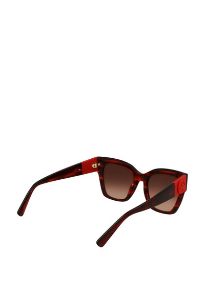 Occhiali da sole tortoiseshell rossi con montatura quadrata, lenti sfumate e un accento solido rosso a contrasto sulle tempie.