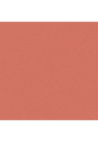 Nainen beige takki ja siniset farkut istuu mustan skootterin päällä hymyillen vaaleanpunaisen rakennuksen ja julisteilla koristellun tiiliseinän lähellä.