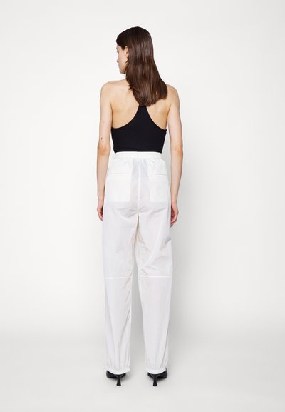 Filippa K LIGHT FUNCTIONAL TROUSERS - Παντελόνι - white chalk