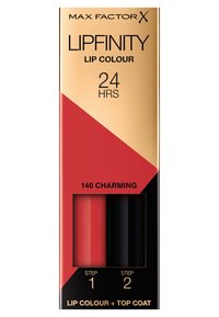 Le set de couleur à lèvres Lipfinity de Max Factor, présenté dans une boîte dorée et rouge, comprend une couleur à lèvres rouge et un top coat noir. Comprend les étiquettes "Étape 1" et "Étape 2".