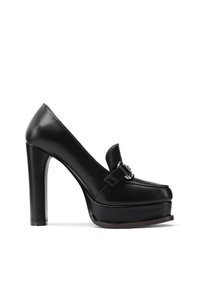 Scarpe nere con tacco alto, in pelle liscia, punta arrotondata, suola piattaforma e dettaglio con fibbia sul davanti.