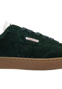 Grüne Wildledersneaker mit dunkelgrauen Schnürsenkeln, etiket auf der weißen Zunge und brauner strukturierter Sohle. Verfügt über subtile Perforationen an den Seiten.