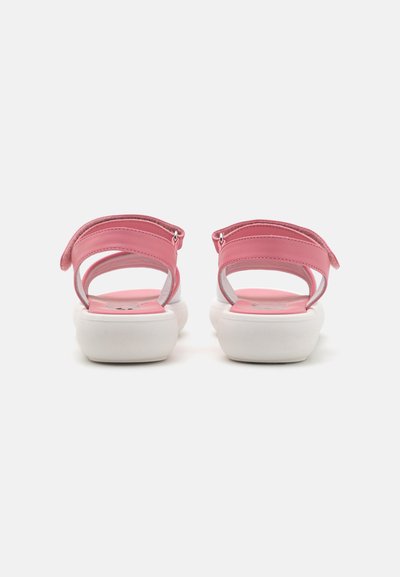 Rosa sandaler med en slät yta, vita sulor och dubbelt justerbara remmar. Öppen häl-design och vadderad fotbädd för komfort.