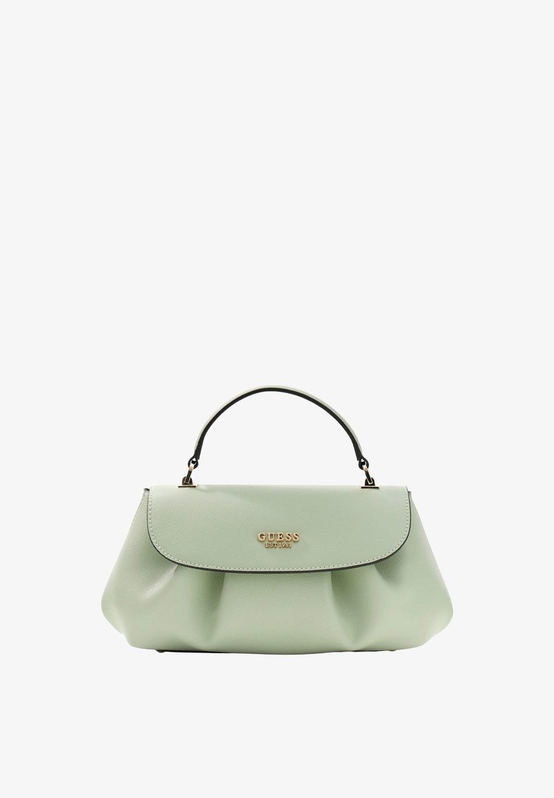 Sac à main en cuir vert clair avec un rabat supérieur incurvé, une poignée noire unique et un logo GUESS doré au centre avant.