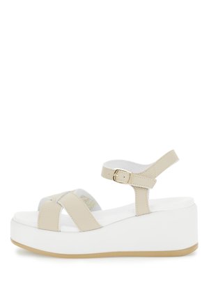 Beżowe sandały na platformie z teksturowaną cholewką, regulowanym paskiem na kostce z złotym zapięciem oraz białą, wyściełaną podeszwą.