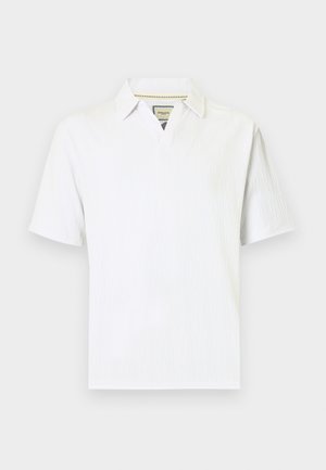 White short-sleeve shirt with a notched collar and textured wave pattern. Made of lightweight material, suitable for casual wear.