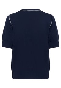 Tamsiai mėlynas trumpa rankovė megztinis su balta apvadu palei kaklo liniją ir peties siūles, rodomas iš nugaros.