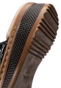 Close-up van een schoenzool met bruin en zwart textuurrubber, met de gravure "Air High Soft" en maat 37 aanduiding.