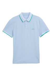 Hellesblaues Poloshirt aus weicher Baumwolle mit grünen Akzenten am Kragen und den Ärmelabschlüssen. Verfügt über drei Knöpfe und ein besticktes Logo.