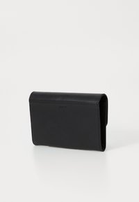 Portafoglio in pelle nera con texture liscia, forma rettangolare e chiusura a pattina. Presenta una sottile stampa del logo sul davanti.