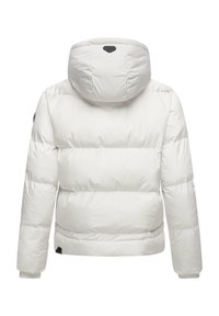 Giacca a vento bianca con cappuccio, caratterizzata da un design trapuntato verticale, polsini a coste e una piccola etichetta con logo sul retro.