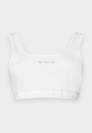 Biały bawełniany crop top z kwadratowym dekoltem, z delikatnym szarym haftem "777" na środku i gładką fakturą na całej powierzchni.