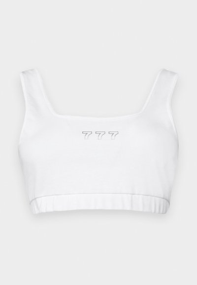 Top scurt din bumbac alb cu decolteu pătrat, având un detaliu brodat subtil cu "777" gri în centrul său și o textură netedă pe toată suprafața.