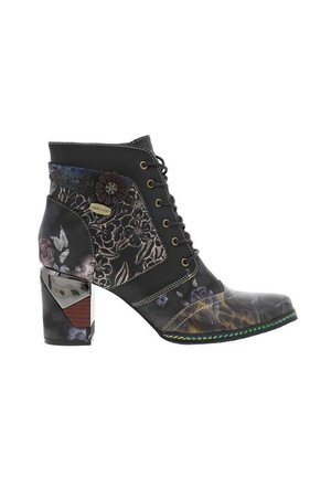 Bottine noire avec motif floral, design à lacets et accent floral décoratif. Présente un talon bloc et des coutures vertes contrastantes.