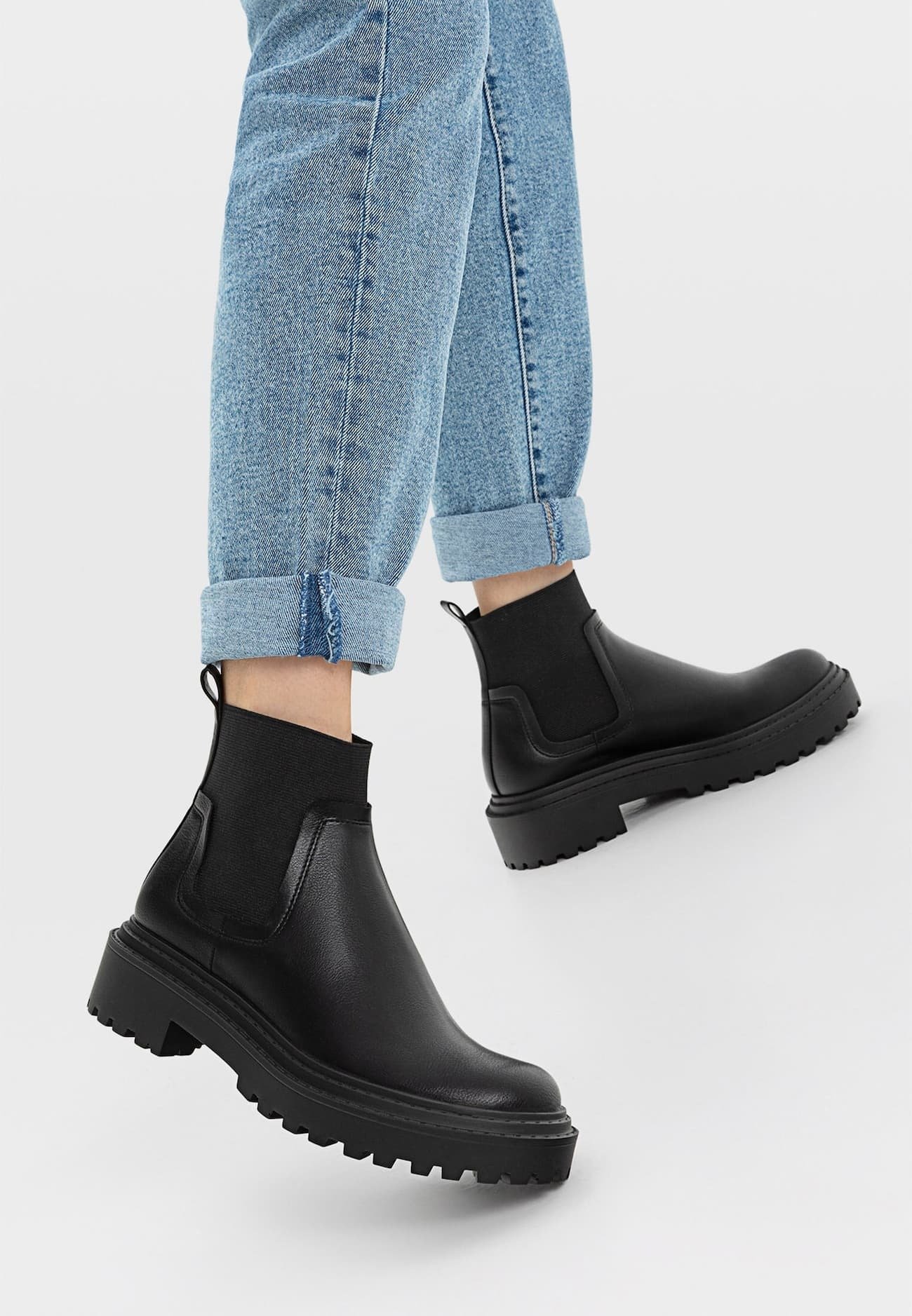 stradivarius pull on chelsea boots in black