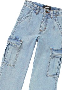 Lyseblå denim cargo bukser med to sidelommer, frontlommer og knappelukking. Har synlige sømmer og et klassisk rett ben-design.